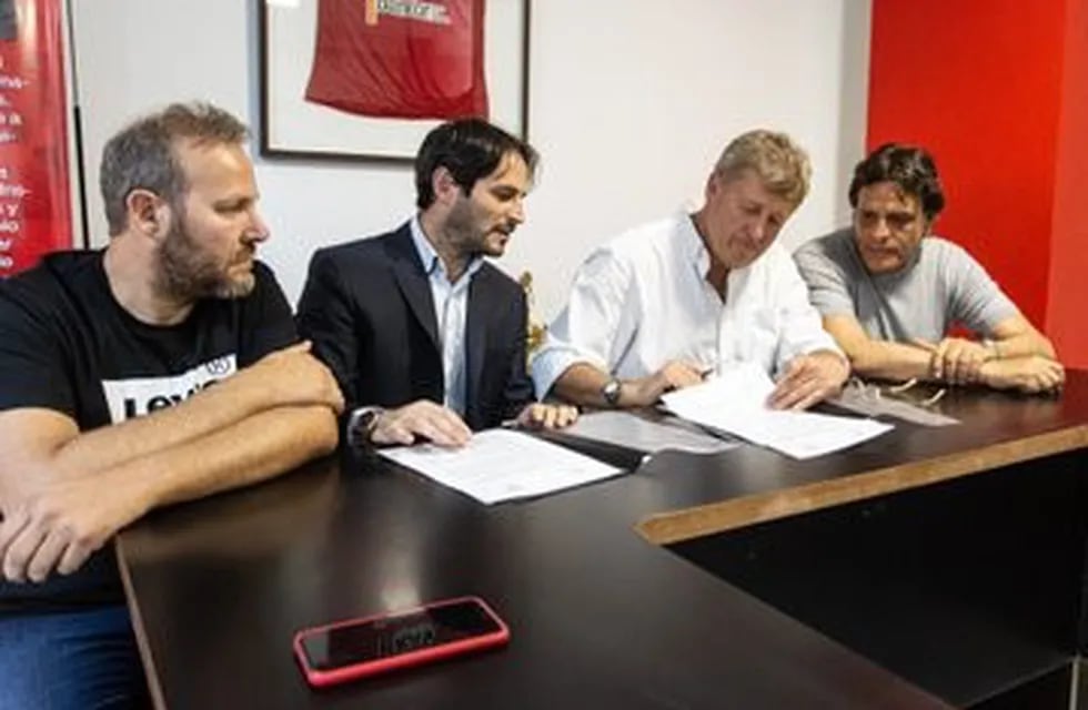 Gastón Defagot y Roberto Castoldi, ex presidente y actual presidente de Instituto, en la firma de un a acuerdo para desterrar las prácticas discriminatorias.