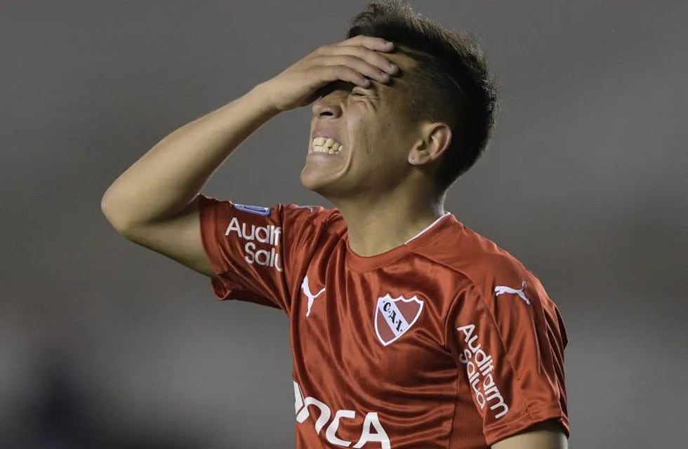 Argentina's Independiente forward Ezequiel Barco reacts after missing a goal opportunity against Brazil's Chapecoense during their Copa Sudamericana round before the quarterfinals first leg football match at Libertadores de America stadium in Buenos Aires on September 21, 2016. / AFP PHOTO / JUAN MABROMATA cancha independiente ezequiel barco futbol copa sudamericana futbol futbolistas independiente chapecoense