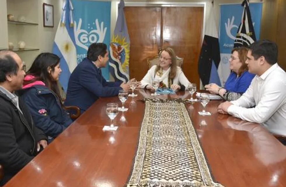 Alicia Kirchner en reunión con el Consul de Bolivia