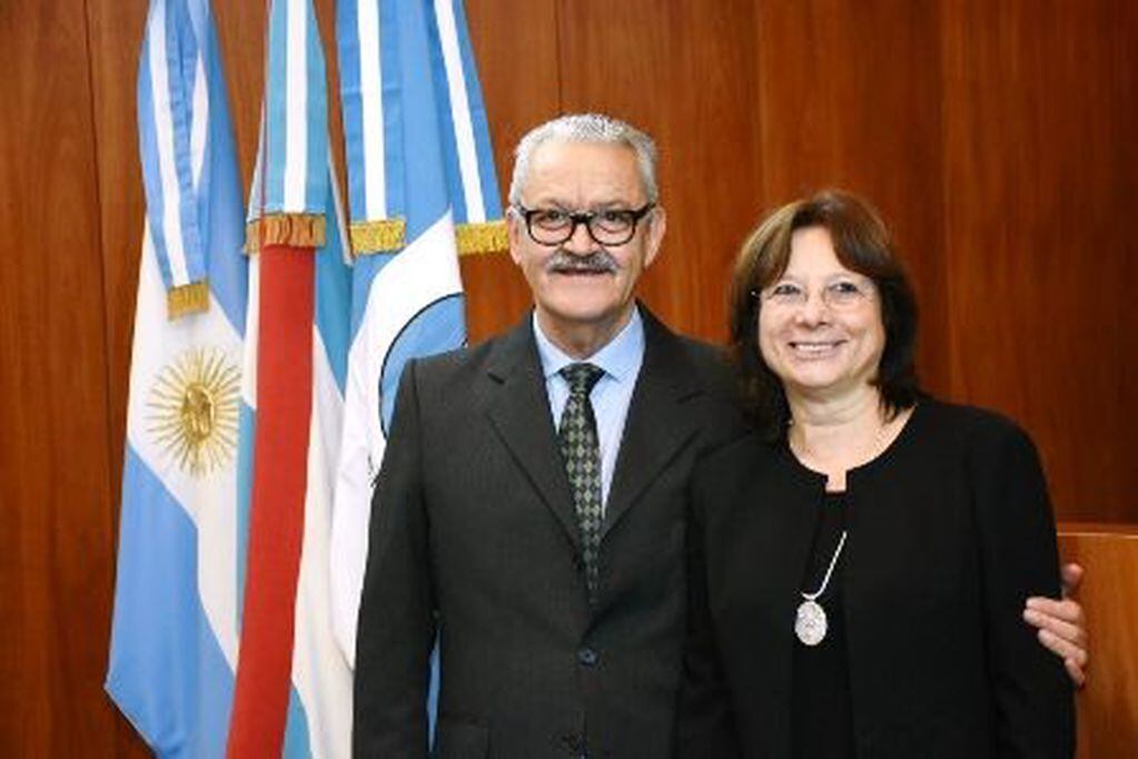 El ministro del STJ de Misiones, Jorge Rojas, vicepresidente de JUFEJUS, junto a María del Carmen Battaini, presidente de de la entidad. (MisionesOnline)
