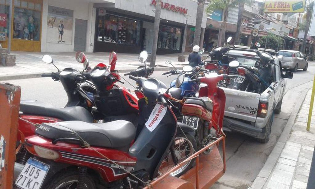 Algunas de las motocicletas retenidas por Seguridad Urbana de Villa Carlos Paz.