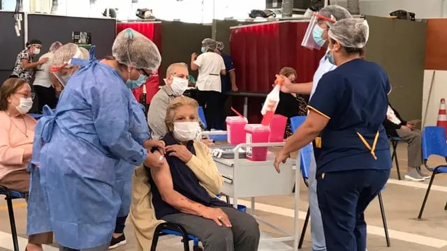Ya se vacuna contra el Coronavirus en San Luis a trabajadores de la Salud, adultos mayores y personal docente de más de 50 años