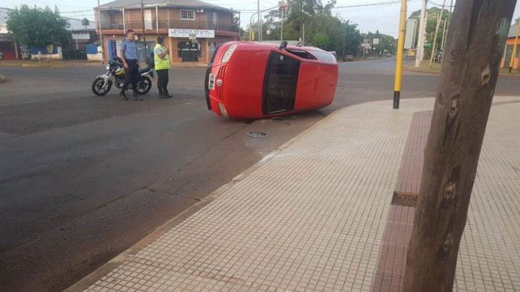 Auto que volcó y fue abandonado por su conductor en Posadas. (Foto Policial)
