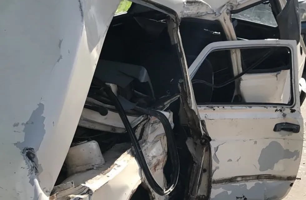 El Fiat 147 se estrelló contra el tapial de una vivienda en San Martín y Sucre. (Juan José García)