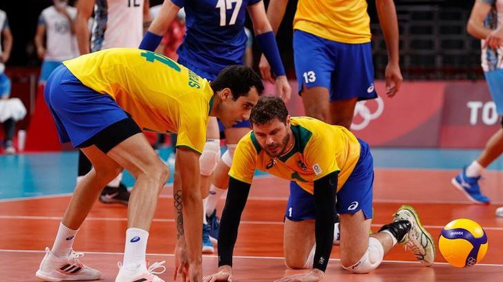 Douglas y Bruno ven como se le escapa el balón y el primer set en manos de Argentina, partido por el tercer puesto en los Juegos Olímpicos.