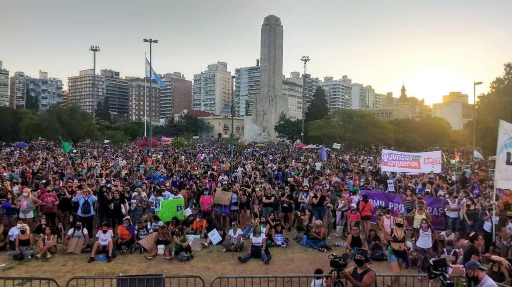 Una foto que recuerda la convocatoria del 2021, cuando miles de mujeres se reunieron frente al Monumento Nacional a la Bandera en Rosario para el acto por el Día Internacional de la Mujer.