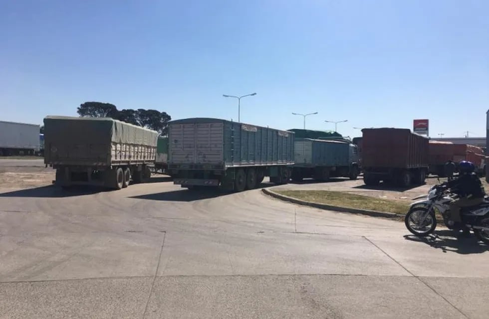 Largas colas de camiones sobre la ruta nacional N| 34, a la altura de Rafaela, a la espera de poder cargar combustible (web)