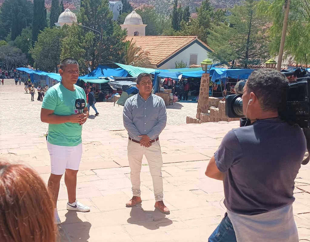 El secretario municipal de Turismo de Humahuaca, Alexis Bolívar, habla con los medios acerca del tradicional Alborozo Humahuaqueño.