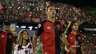 Maxi Rodríguez salió a la cancha acompañado de sus hijas