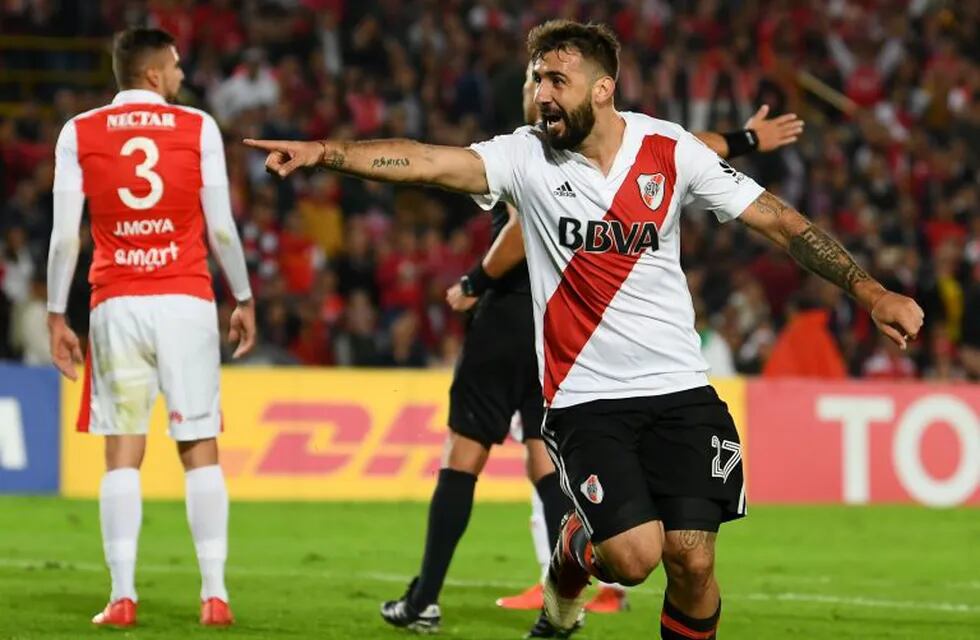 Argentina's River Plate Lucas Pratto (R) celebrates after scoring a goal against Colombia's Santa fe during their Libertadores Cup at the El Campin stadium in Bogota on May 03, 2018.  / AFP PHOTO / Luis ACOSTA
