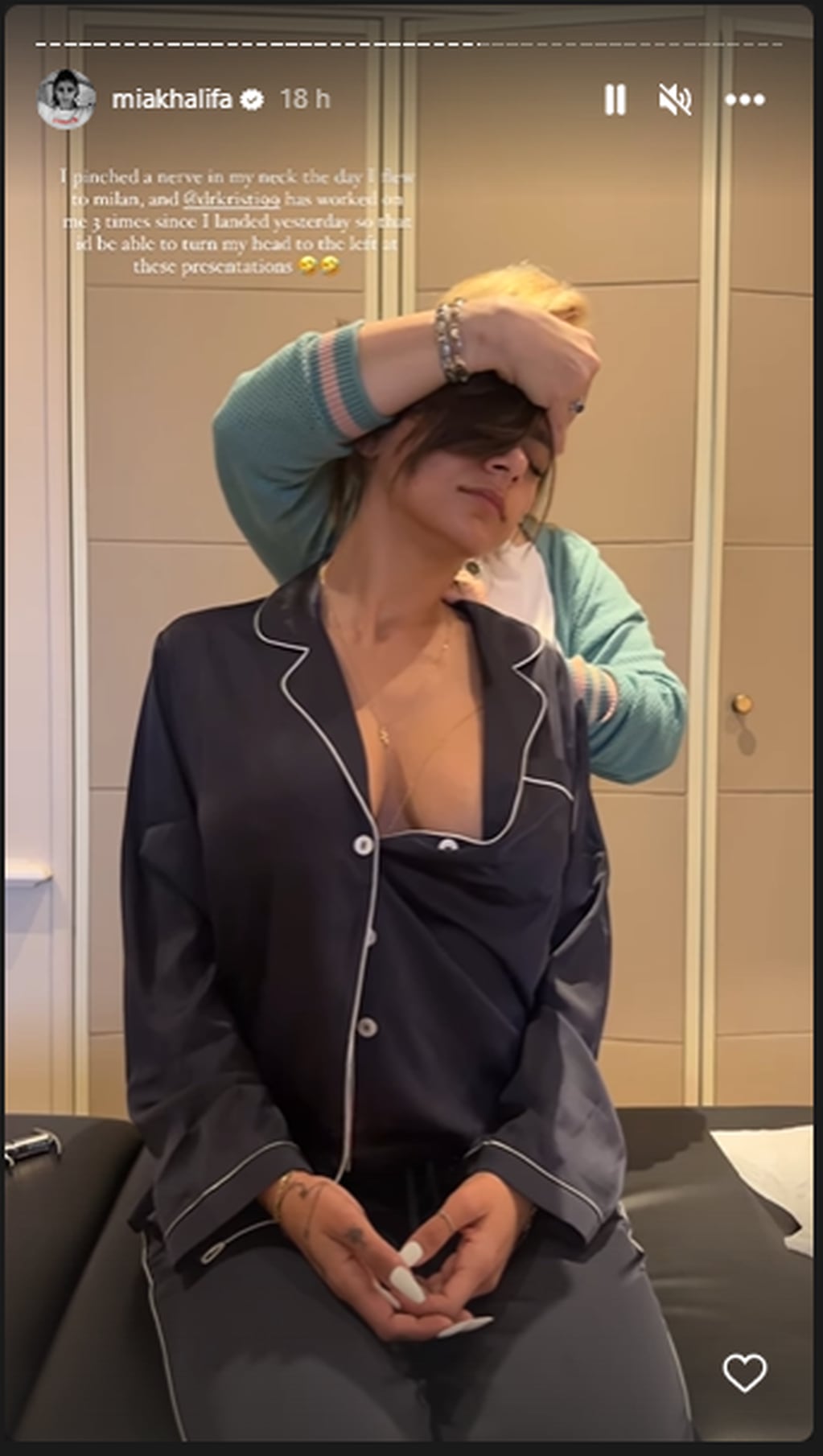 Mia Khalifa mostró cómo le hacen masajes para aliviar su dolor de cuello.