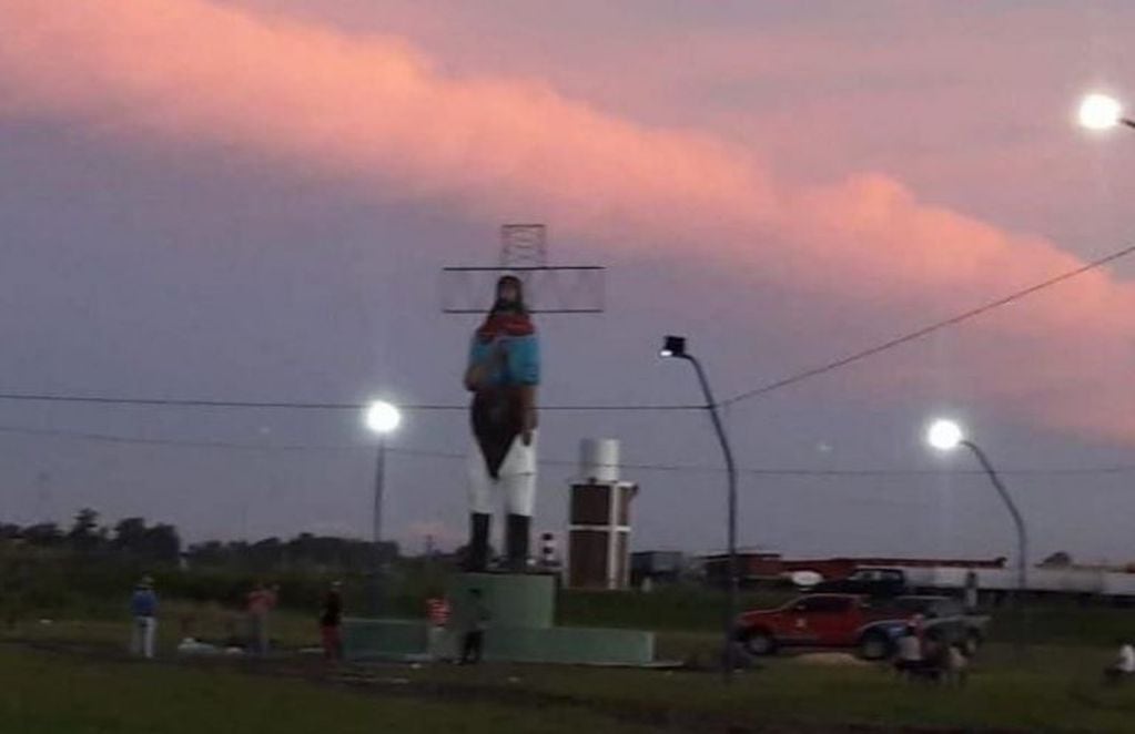 La estatua de nueve metros en honor al Gauchito Gil en Mercedes, Corrientes. (Foto: El Litoral)