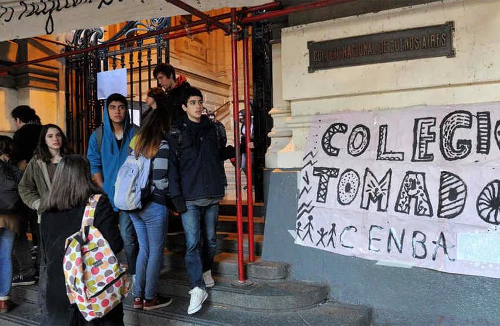 Alumnos del Colegio Nacional Buenos Aires tomaron una vez más la escuela.