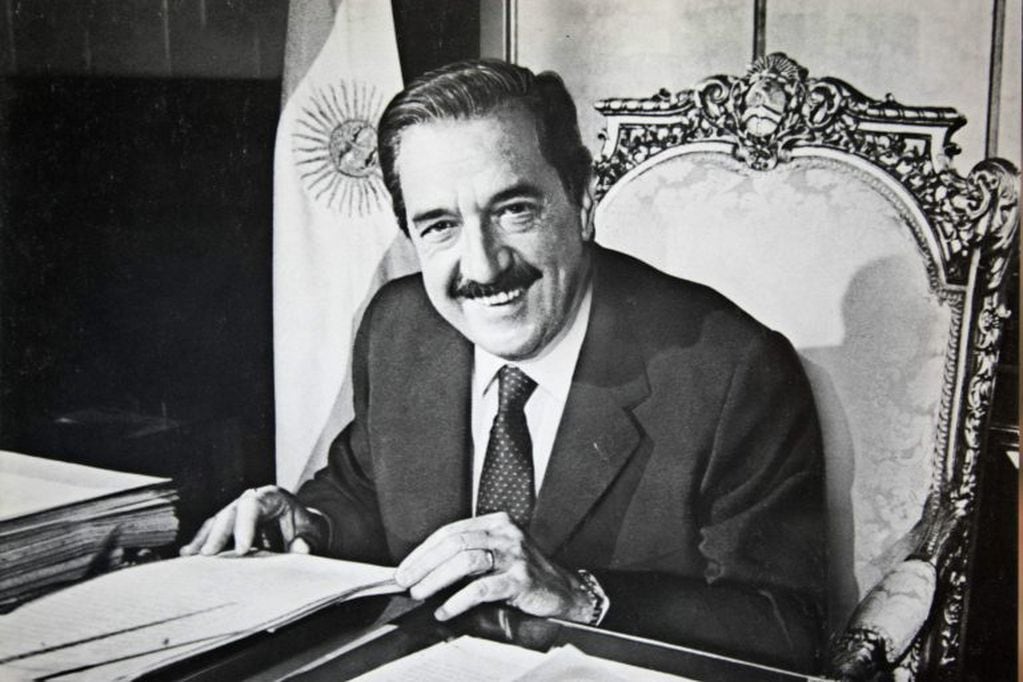 El presidente Raúl Ricardo Alfonsín trabaja en el despacho presidencial de la Casa Rosada de la ciudad de Buenos Aires, el 10 de diciembre de 1983 fecha en que asumió el cargo. (EFE/Biblioteca)