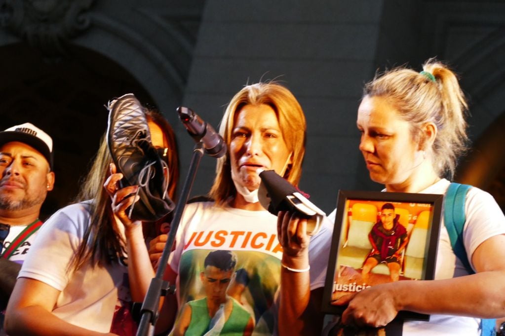 Cintia López, la madre de Lucas González, en el acto de Tribunales pidiendo justicia por su hijo asesinado. Foto Clarín.