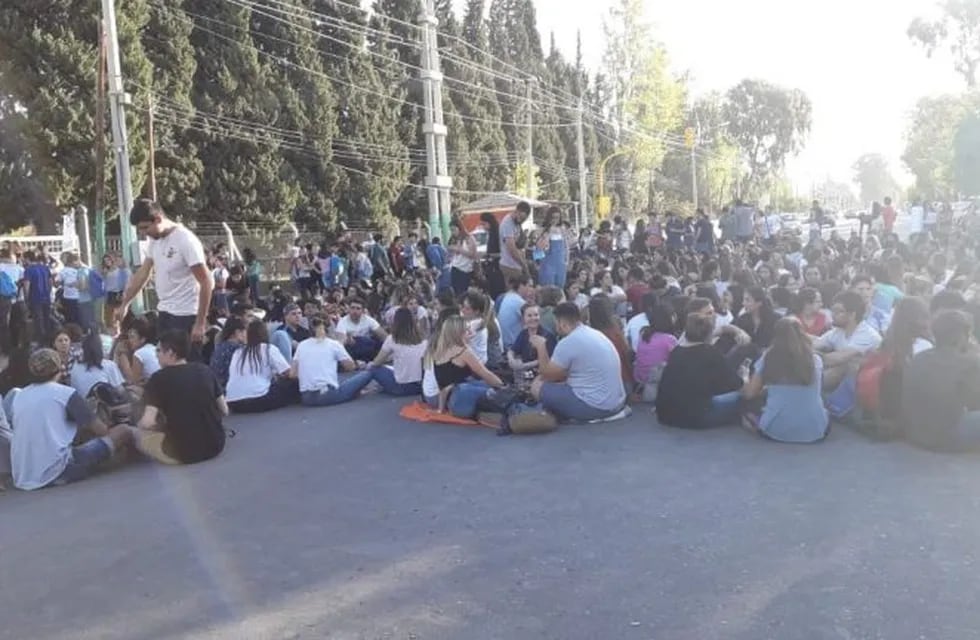 Durante tres días seguidos los alumnos de la Universidad Católica de Cuyo se sentaron en la calle para reclamar.