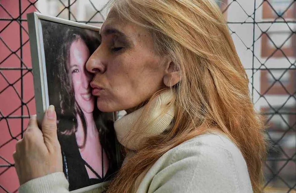Jimena Aduriz besa la foto de su hija Ángeles.