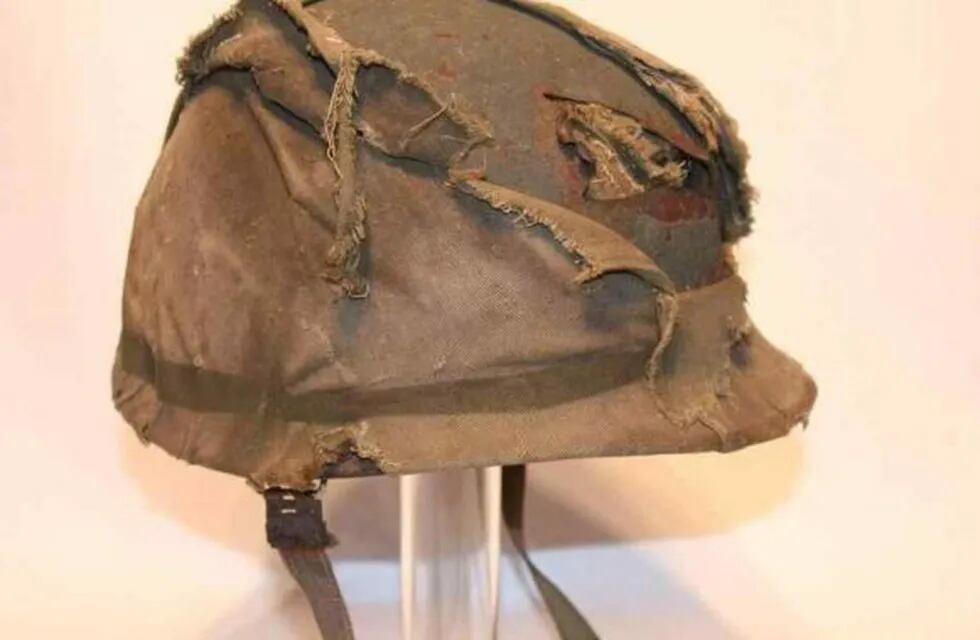 El casco que se subasta en Londres, tal como quedó tras la Guerra de Malvinas.