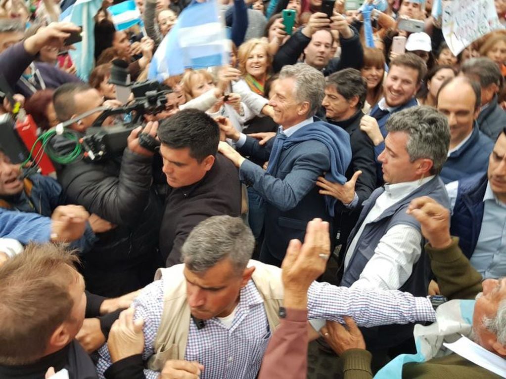 Federico Angelini y José Corral acompañaron a Macri hasta el lugar donde habló. (web)