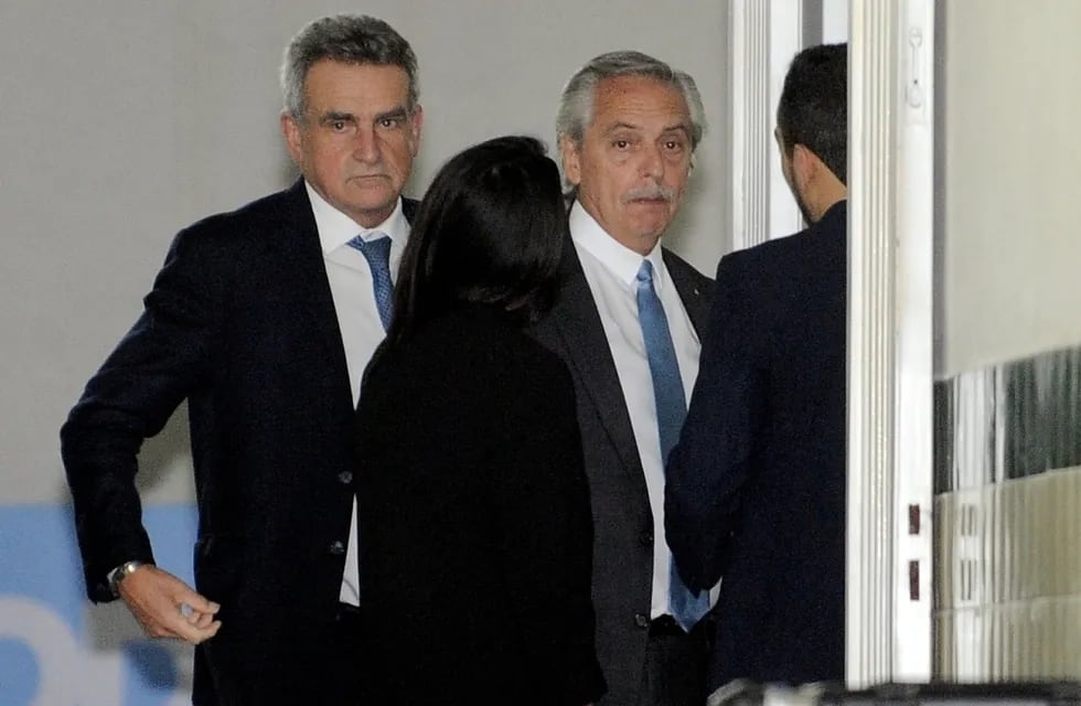 Alberto Fernández y Agustín Rossi llegando a la Mesa Política.