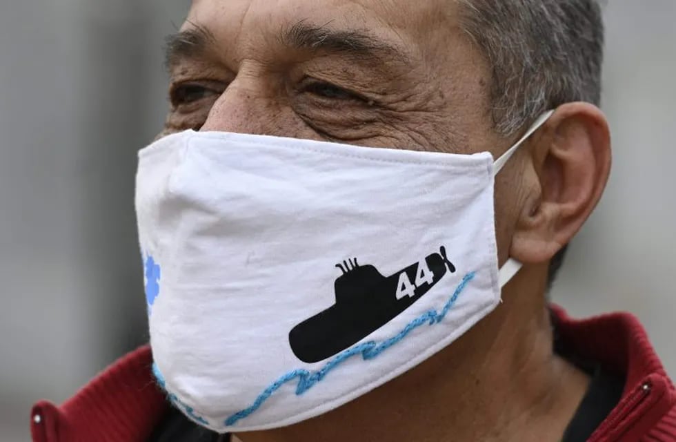 A man wears a handmade face mask with the silhouete of the ARA San Juan submarine in Buenos Aires, Argentina, on August 6, 2020, amid the COVID-19 pandemic. - On November 2017 the ARA San Juan submarine sunk at 907 meters (2,975 feet) of depth, some 500 km from the southern city of Comodoro Rivadavia taking the lives of 44 crew. (Photo by JUAN MABROMATA / AFP)