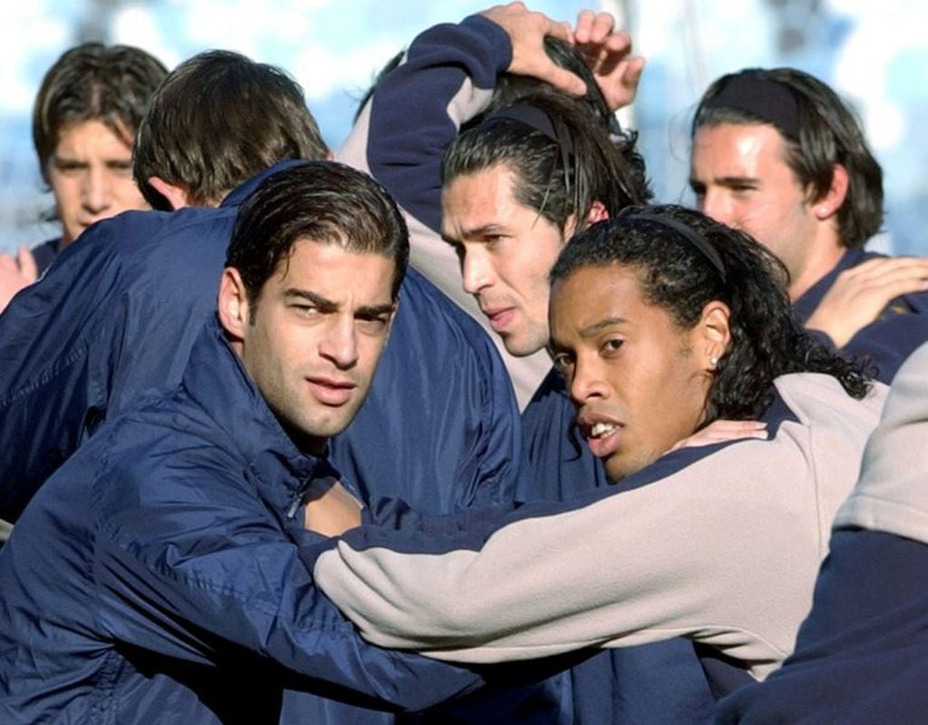 Gerard Lopez junto a Ronaldinho en su paso por el Barcelona.