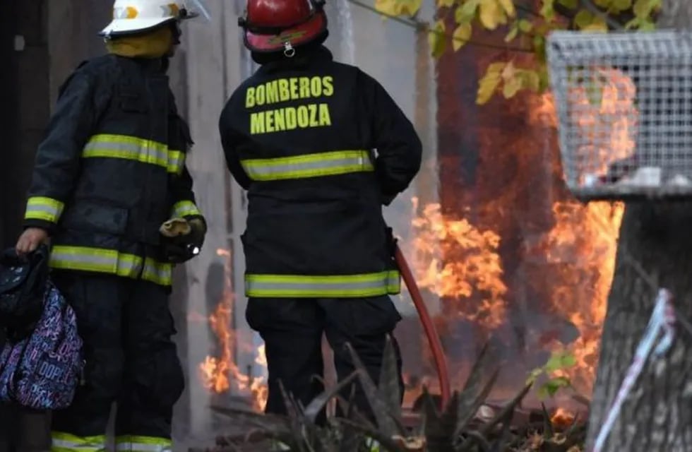 El fuego provocó pérdidas totales en un departamento en Dean Funes al 140 de San Rafael. Imagen ilustrativa.