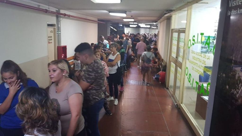 Interminables colas para activar las tarjetas del Boleto Educativo Gratuito en la vieja Terminal de Ómnibus de Córdoba.