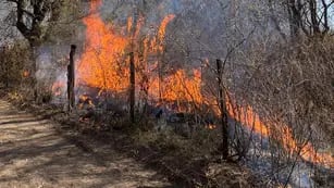Córdoba. La cabeza del incendio está atrás de La Rancherita, una localidad cercana a Alta Gracia. (Gentileza Bomberos de Alta Gracia)