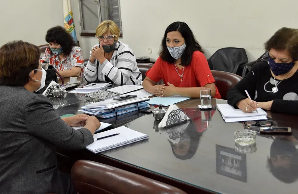 Legisladoras integrantes de la Comisión de Igualdad de Género en diálogo con la jueza Mónica Cruz Martínez acerca del funcionamiento del Juzgado a su cargo.