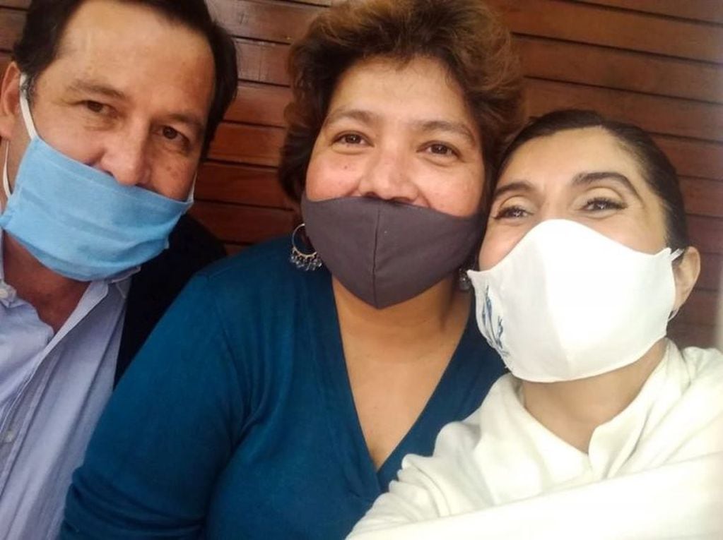 El diputado Snopek junto a sus pares Alejandra Cejas y Mariela Ferreyra, en un cuarto intermedio de la pasada sesión en la Legislatura de Jujuy.