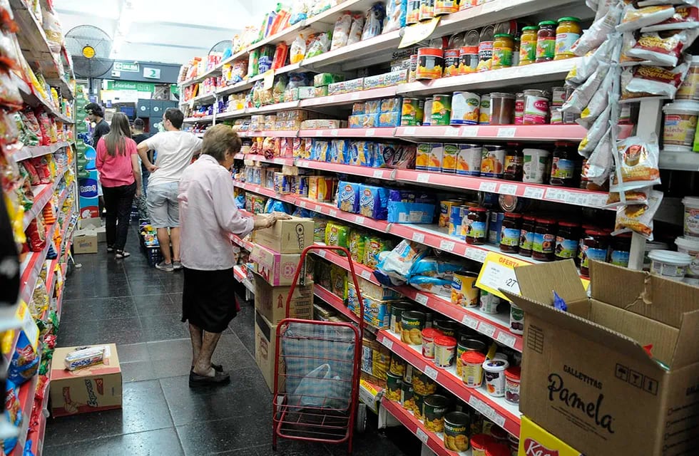 Jubilados comprando en el supermercado. (Foto: Mariana Villa /Los Andes)