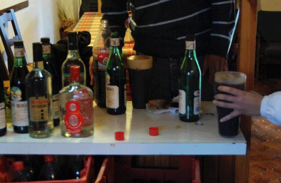 Fernet, cerveza y vodka están entre lo que los adolescentes más dicen consumir en sus salidas (La Voz).