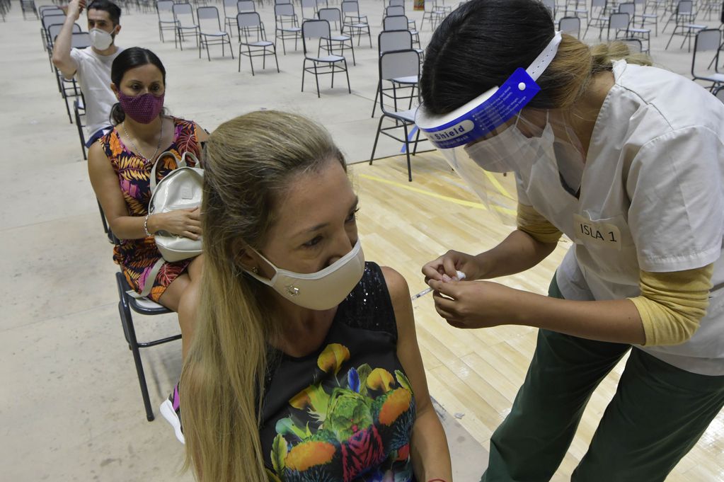 Mendoza 15 de marzo 2021 Sociedad
Continuaba la vacunacion al personal de la salud de mas de 40 años, contra el Covid 19, en el Aconcagua Arena. 
La Vacuna Vero Cell (de origen China).
Pandemia, virus, covid, enfermera, hosital, vacunatorio crisis 
Foto:  Orlando Pelichotti / Los Andes


