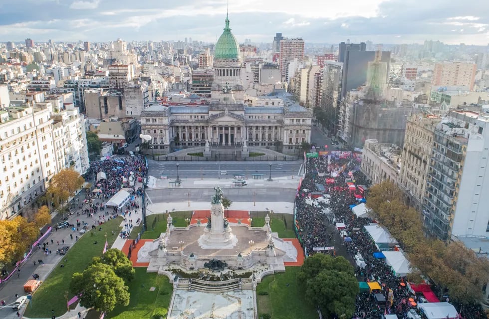 Manifestaciones a favor y en contra en el Congreso nacional por el aborto. (Archivo / Clarín)