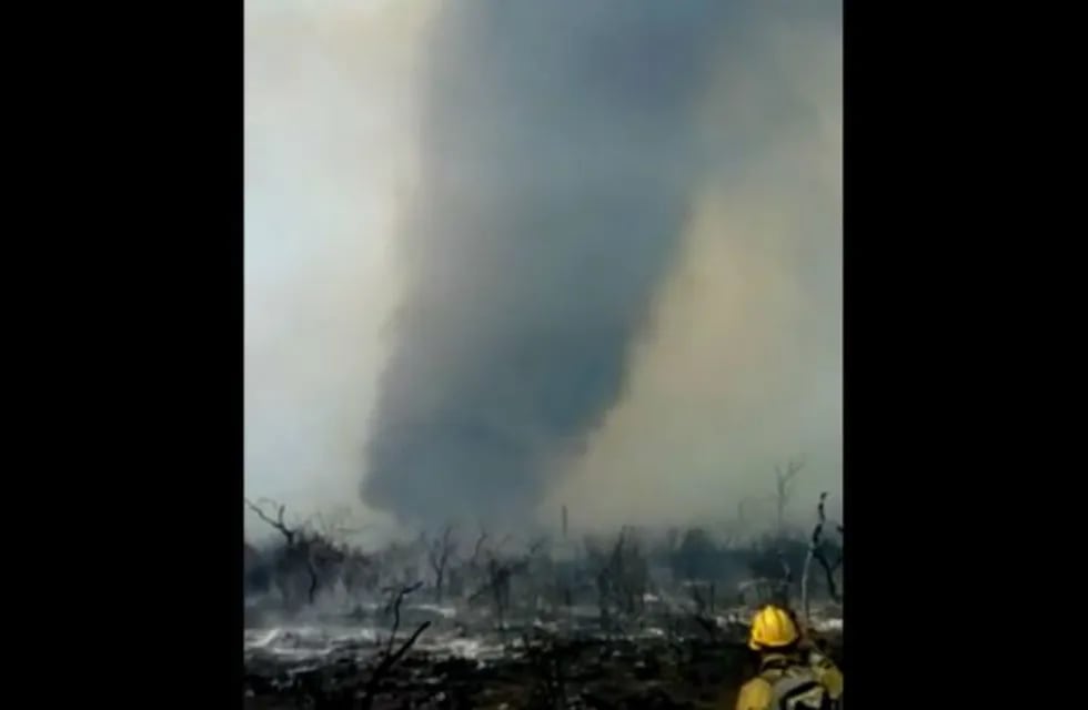 Impresionante tornado de fuego en La Población.