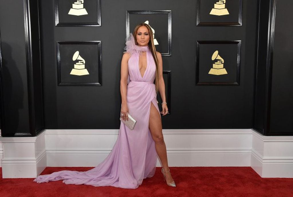 Jennifer Lopez arrives at the 59th annual Grammy Awards at the Staples Center on Sunday, Feb. 12, 2017, in Los Angeles. (Photo by Jordan Strauss/Invision/AP) eeuu california Jennifer Lopez 59 entrega de los premios Grammy premios a la musica