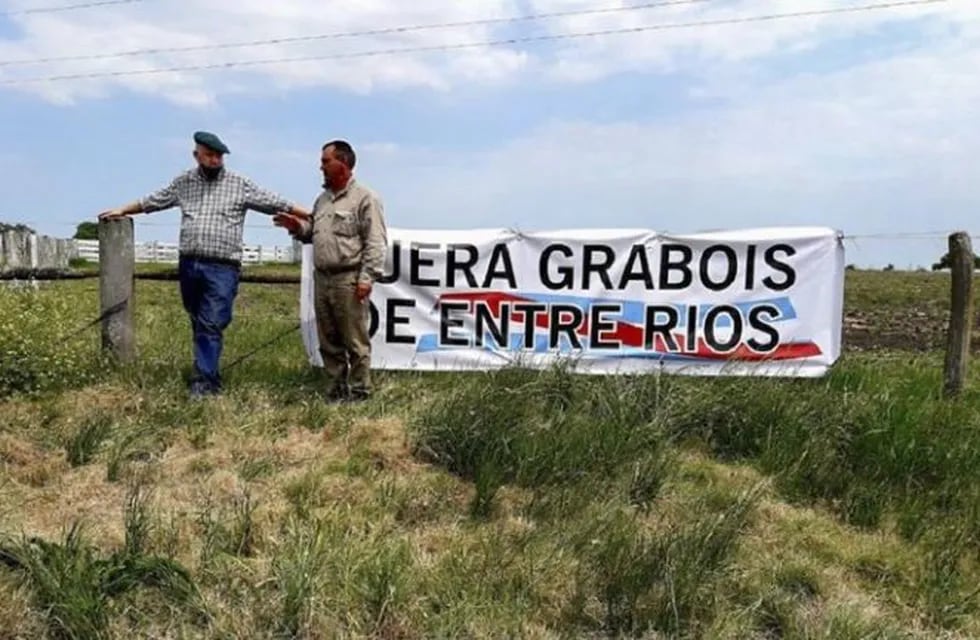 Cientos de productores se acercaron para movilizarse en Santa Elena contra la toma de terrenos.