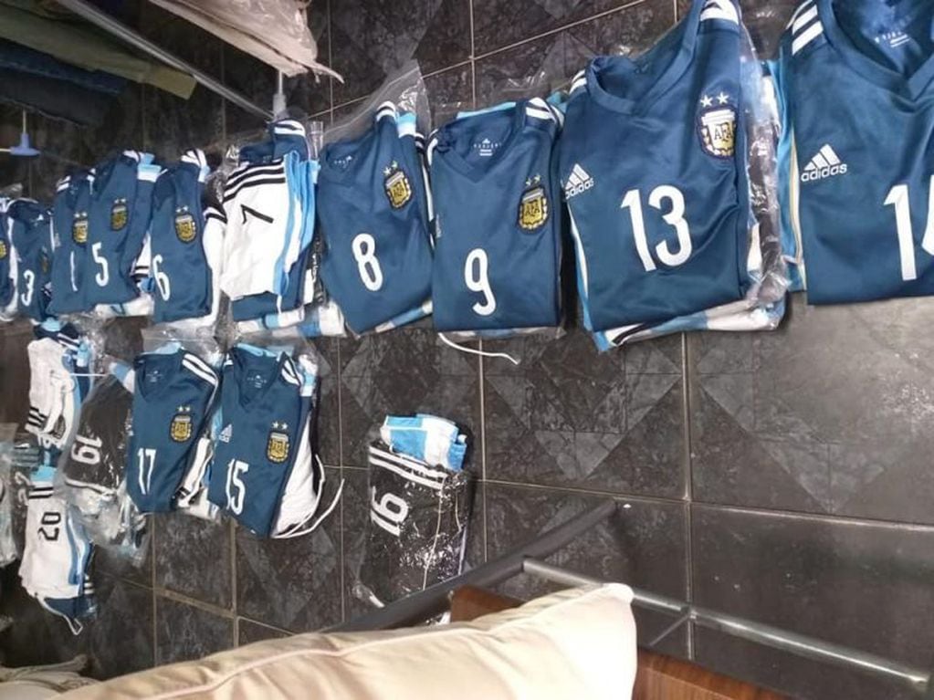 Motochorros robaron bolsos con indumentaria de la selección Argentina de talla baja
