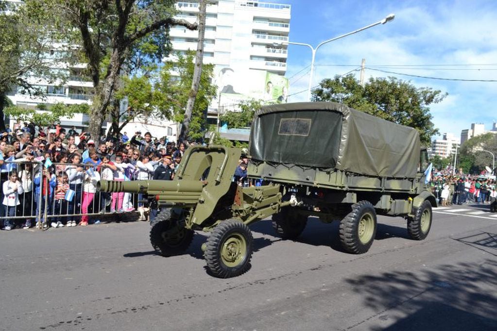 Aeronaves de las Fuerzas, tanques y helicópteros en el desfile patrio en Corrientes