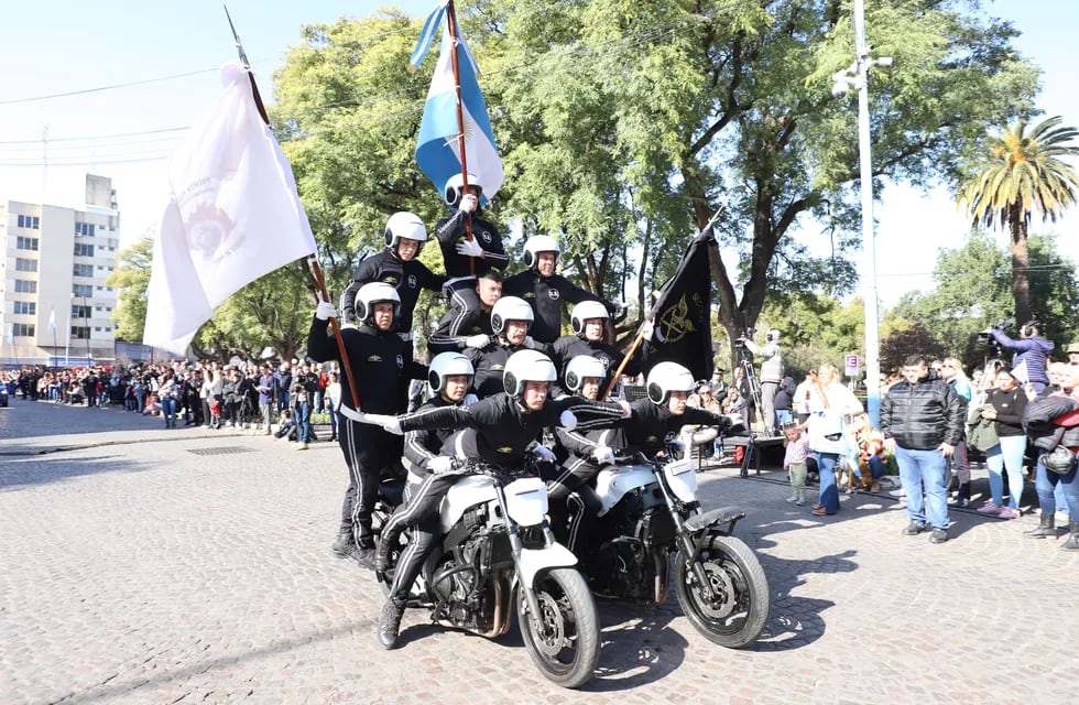 La Brigada Blanca formó parte del tradicional desfile cívico - militar