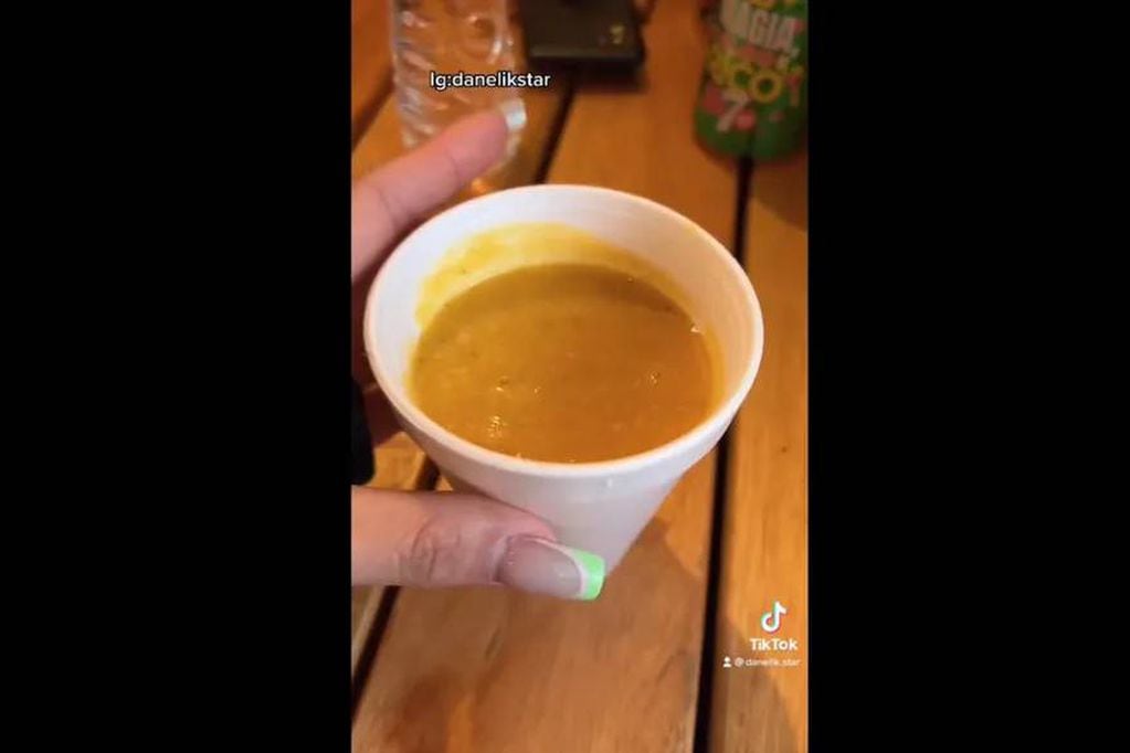 Le dieron la sopa en un vaso descartable.
