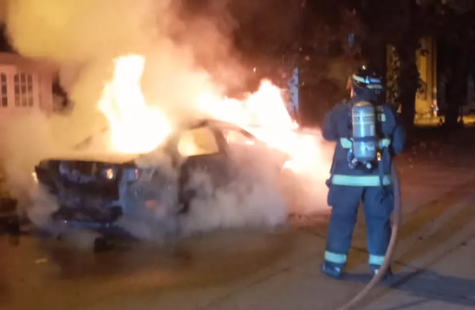 El auto de un exjuz de Rafaela que se prendió fuego en la noche del domingo