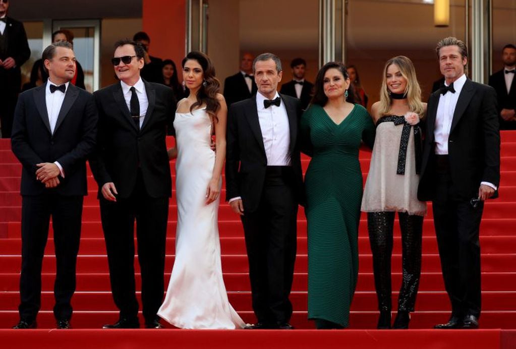 Todo el elenco de "Once Upon a Time... in Hollywood" posa en la alfombra roja del 72nd edición del Festival de Cine de Cannes (Photo by Valery HACHE / AFP)