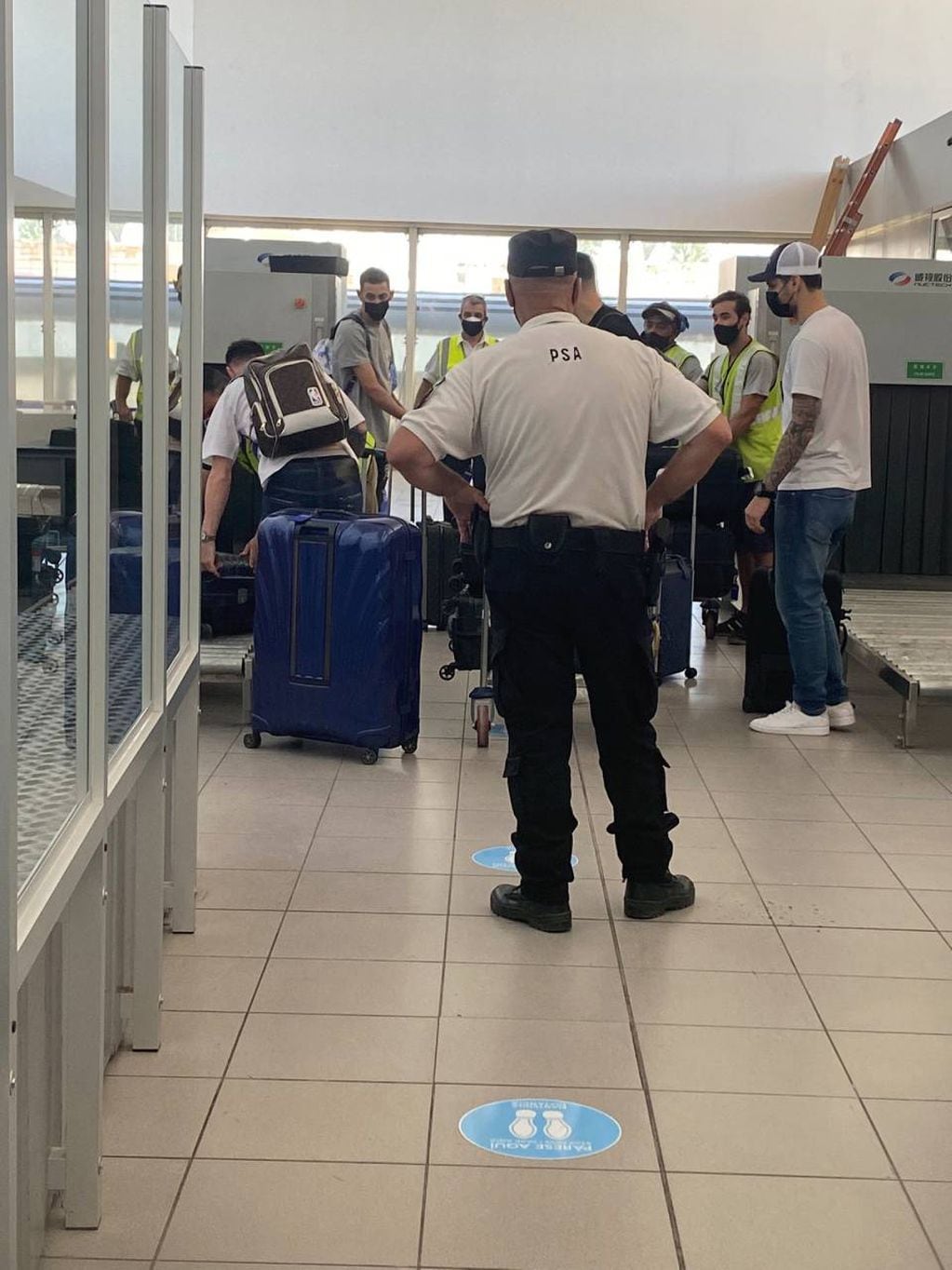 "Fideo" y sus compañeros recogieron las valijas dentro de la terminal antes de irse.