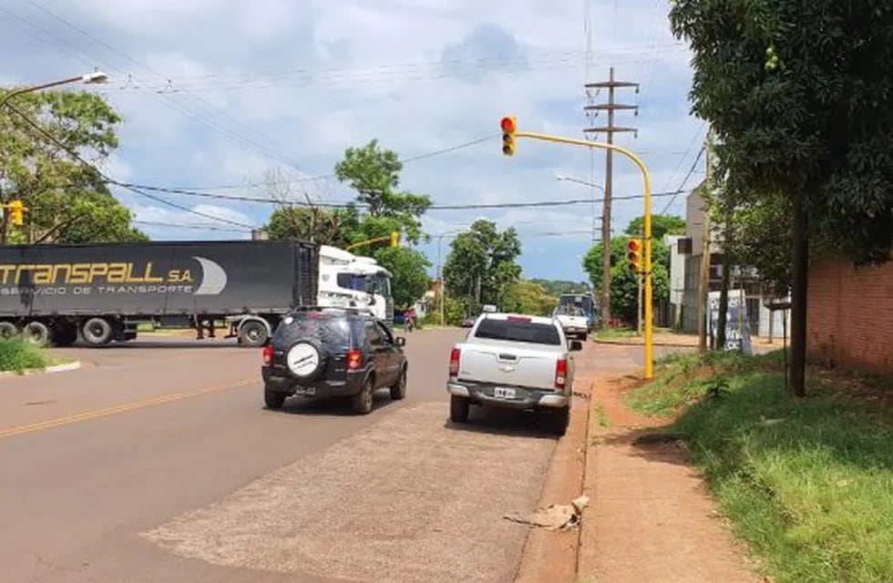 Posadas. Colocan semáforo nuevo en Zapiola y Blas Parera, cruce de avenidas. (Municipalidad)