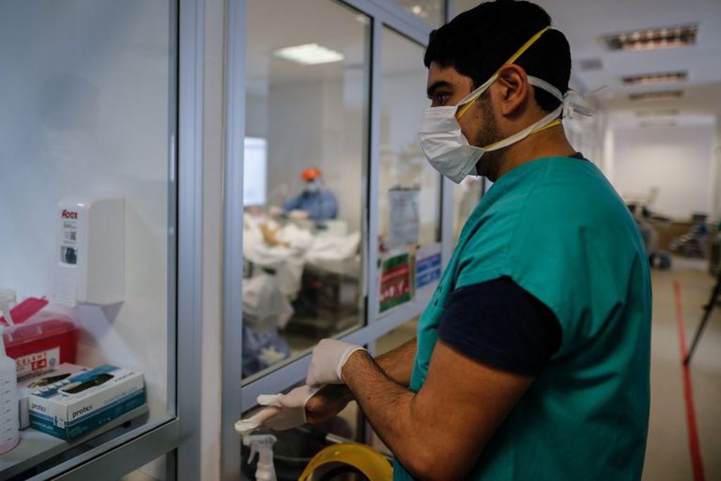 Un médico realiza un recorrido de rutina para controlar pacientes COVID-19, el 6 de septiembre de 2020, en un hospital de la Provincia de Buenos Aires (Argentina). EFE/ Juan Ignacio Roncoroni