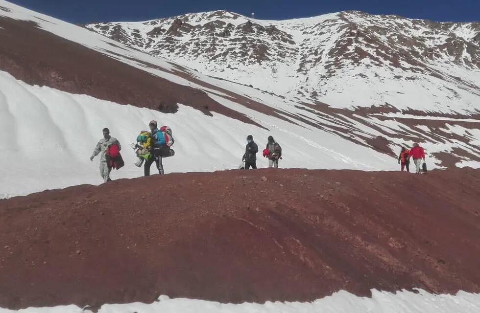 Asistieron a una familia venezolana varada en Alta Montaña cuando intentaban cruzar a Chile a pie.