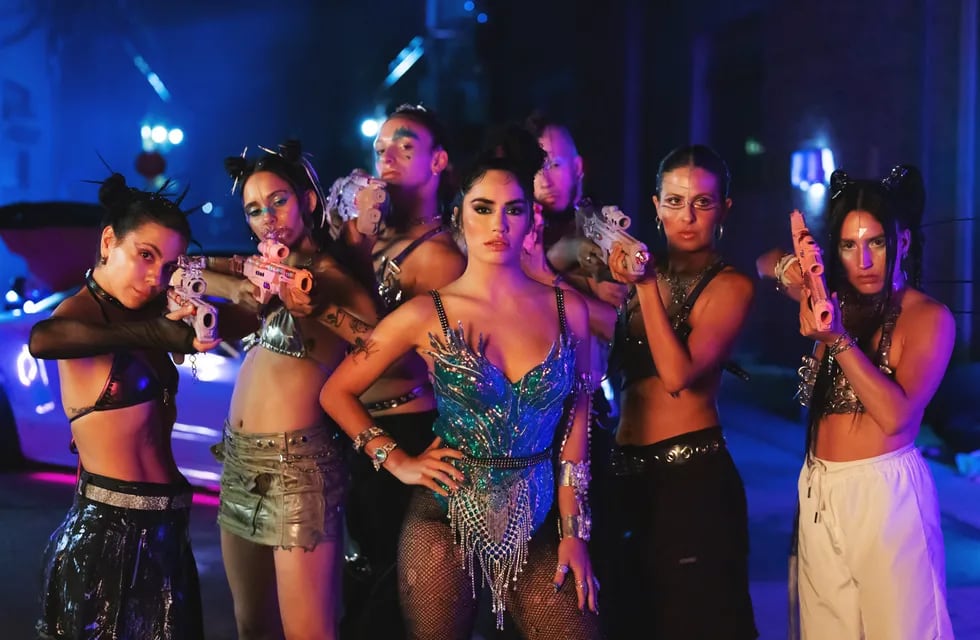 Lali Espósito, en el clip de "Cómprame un brishito". (Sony Music)