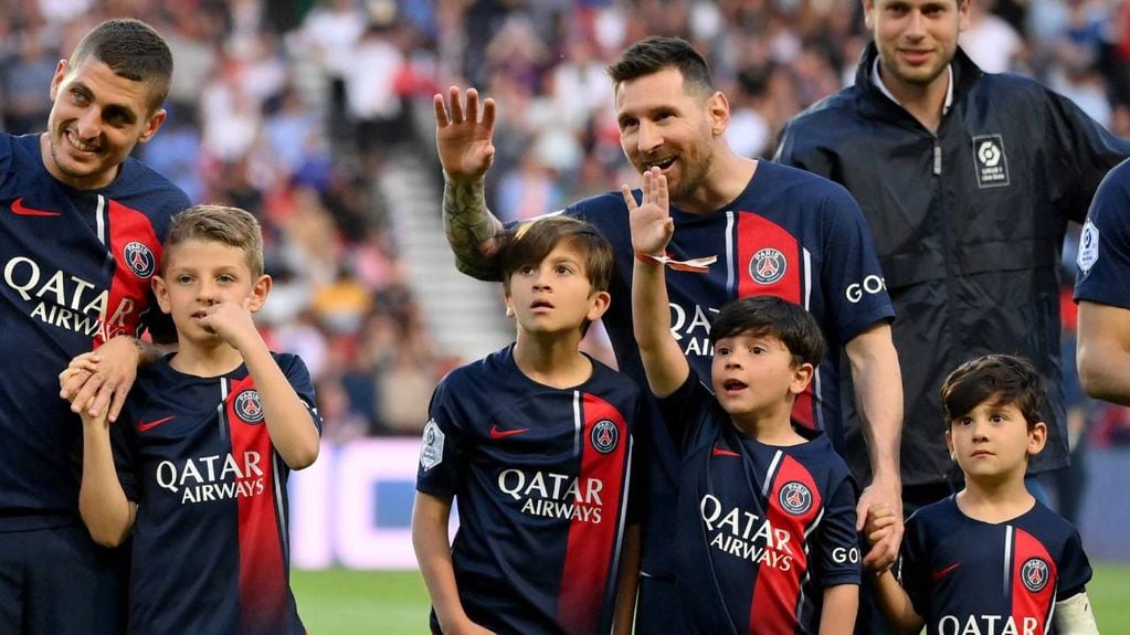 Lionel Messi entró a la cancha con sus hijos Thiago Messi y Mateo Messi en su último partido en París Saint-Germain (PSG).